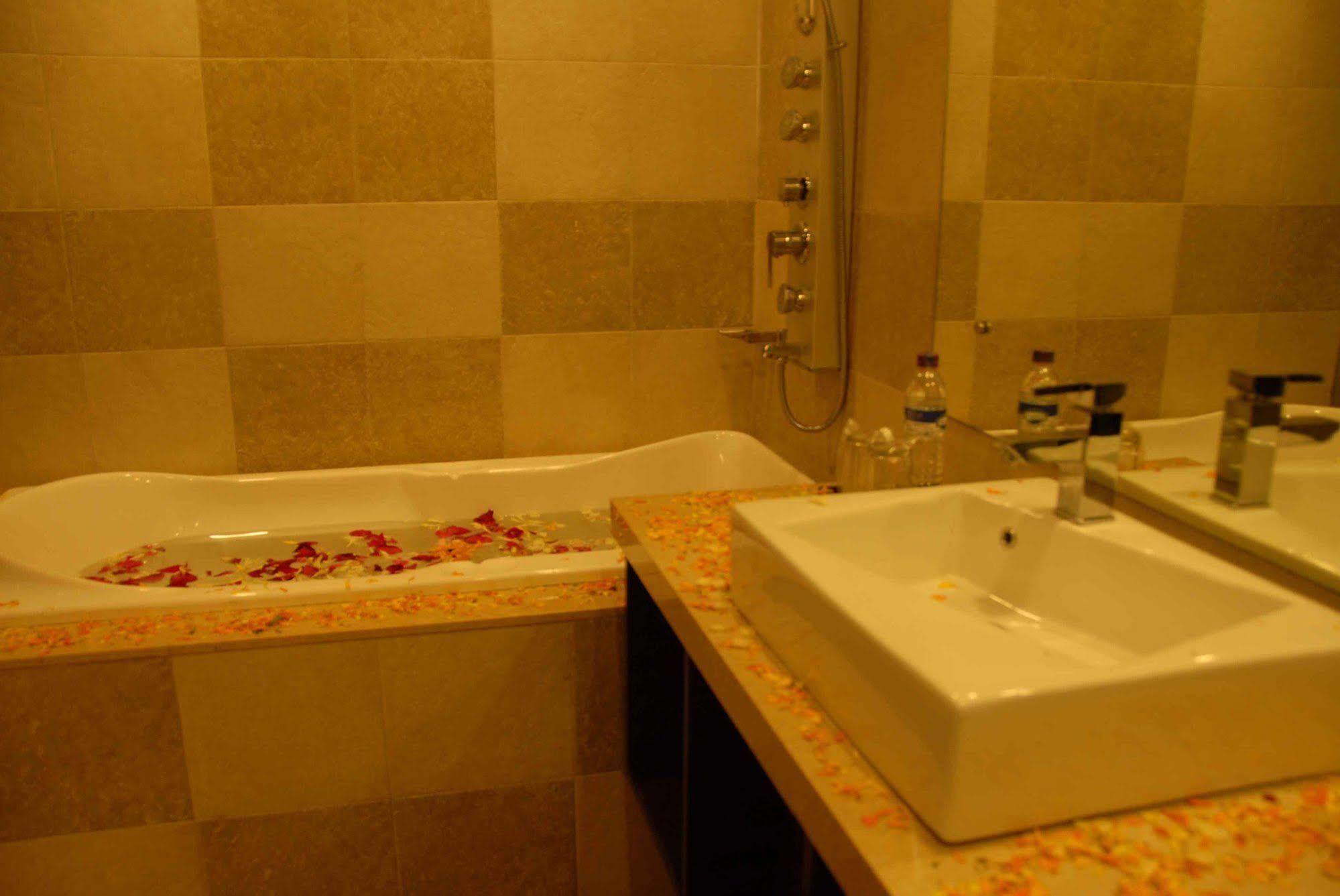 Silver Sands Beach Resort Daman Buitenkant foto