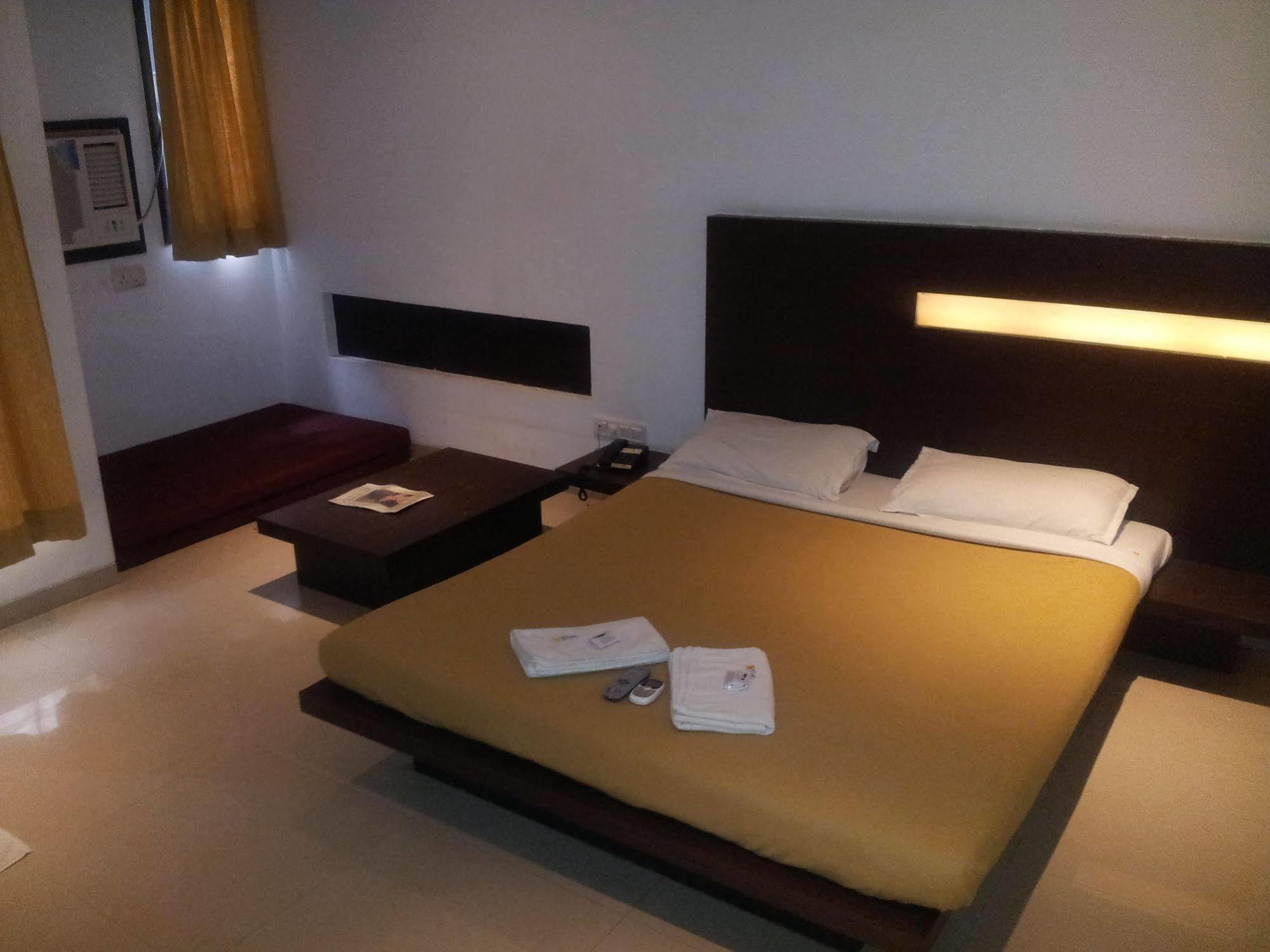 Silver Sands Beach Resort Daman Buitenkant foto